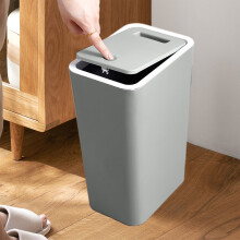 Petite poubelle de salle de bain avec couvercle à charnière, en plastique anti-odeurs.