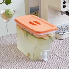 Brocca dispenser per bevande per uso alimentare con rubinetto