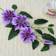 Ornement floral en soie artificielle de clématite violette avec feuilles vertes