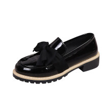Mocassins femininos em couro brilhante com detalhe de laço, tamanho 3,5 EUA.