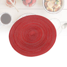 Een set ronde, geweven katoenen placemats in het rood.