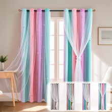 Cortinas de sombreamento de camada dupla com listras degradê e estrelas.
