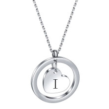 Colar feminino em aço inoxidável com alfabeto e design vazado redondo.