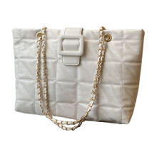 Elegante marsupio sottobraccio con tracolla a catena, capiente, perfetto per gli spostamenti quotidiani.