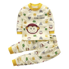 Completo pigiama per neonato composto da maglietta a maniche lunghe e pantaloni, giallo chiaro.