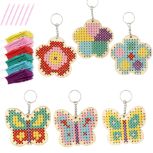 Kit di ricamo a punto croce in legno con schemi per portachiavi a forma di farfalla e fiore.