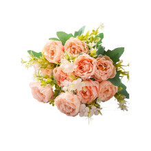 Décoration de table gothique en soie sombre avec des roses aux pétales blancs et rouges