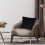 Coussin décoratif rayé noir en peluche avec garniture 2