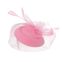 Chapeau Derby rose pour femme, bibi orné de plumes et de résille.