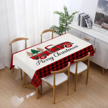 Nappe rectangulaire en polyester Ă carreaux verts et rouges.