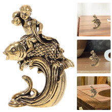 Statuetta di pesce in ottone dorato, ornamento vintage da scrivania per ufficio.