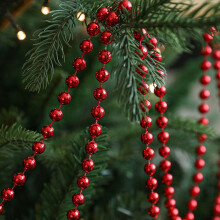 Sapin de Noël en guirlande de perles rouges transparentes en plastique