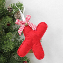 Ornement de sapin de Noël en tissu rouge avec nœud et monogramme,