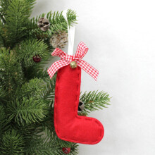 Ornement de Noël en tissu rouge avec nœud et monogramme,
