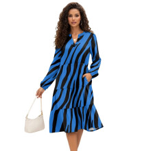 Midi-Kleid für Damen mit Taschen, elastischem Bund, blau-zebrafarben