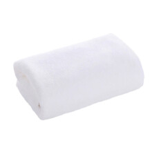 Serviette en microfibre blanche pour le nettoyage de la voiture et de la maison