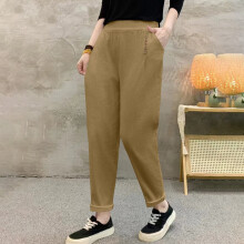 Calça feminina casual de cintura alta com elástico na cintura e modelagem solta.