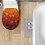 Ovaler Toilettendeckelbezug mit Ahornblättern als Herbstdekoration 4