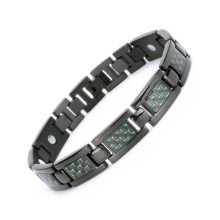 Herenarmband met schakels van titaniumstaal en koolstofvezel, zwart met groene details, stijlvol en duurzaam.