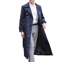 Trench coat masculino estilo urbano, longo, com abotoamento duplo e cinto.