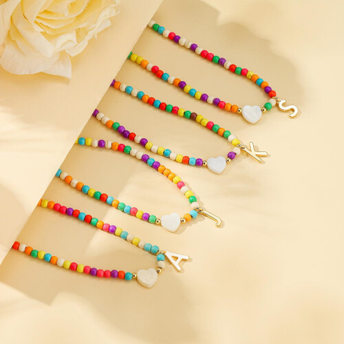 Collier ras du cou à perles dorées avec initiale pour femme 1