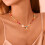 Collier ras du cou à perles dorées avec initiale pour femme 5