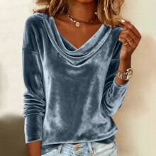 Blusa feminina lisa de manga comprida com gola alta e estilo minimalista.