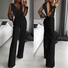 Macacão feminino preto com decote em V profundo, tule e lantejoulas, com bolsos.