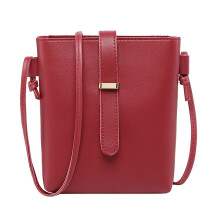 Bolso bandolera de piel sintética para mujer con correa ajustable.