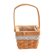 Panier de pique-nique en osier avec anse, décor naturel