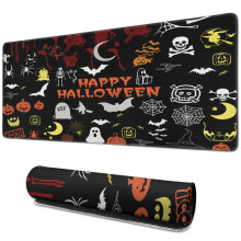 Halloween-muismat met doodskop en bloemenpompoenmotief.