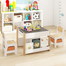 Conjunto infantil 4 em 1 com mesa e 2 cadeiras, tampo reversível com estampa artística.