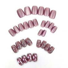 Faux ongles violets œil de chat avec accents de strass