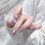 Faux ongles violets œil de chat avec accents de strass 3