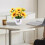 Centrotavola floreale in plastica con vaso di girasoli. 6