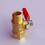 Mini messingkuglehane 1/4 NPT han- og hungevind guld 3