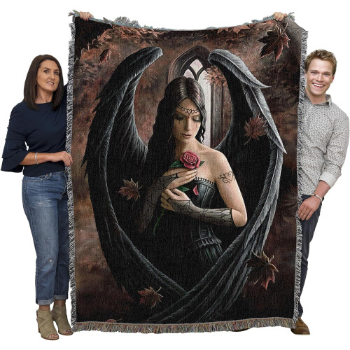 Manta Angel Rose em algodão tecido por Anne Stokes, 183 x 137 cm (72 x 54 polegadas).