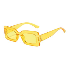 Gafas de sol rectangulares para conducir con protección UV, color amarillo.