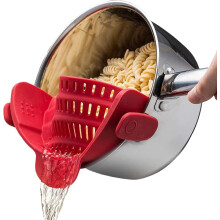 Passoire à pâtes en silicone Snap N' Strain à clipser sur les casseroles et les pots