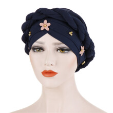 Bonnet hijab en mousseline orné de tresses, de fleurs et de perles dorées