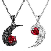 Set van 2 rode strass hangers in de vorm van een hoekveer, perfect als Valentijnsdagcadeau voor dames en heren.