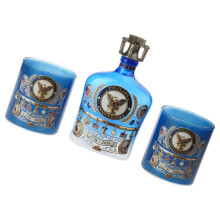 Klassieke whiskykaraf en glazen met Amerikaans-Blauwe fles drie