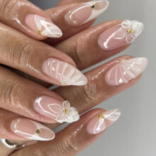 Presse d'amande de modèle d'onde d'eau sur l'ongle avec la
