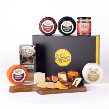 Cheese Lover's Cheese & Chutney Gift Hamper | Includes 4 x Luxury Waxed Truckles, Chutney & Artisan Biscuits | The Cheshire Cheese Company