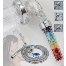 Cabezal de ducha tipo spa con cristales de chakras para una ducha de bienestar natural.