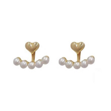 Modne kolczyki z imitacji pereł w kształcie serca. Modny dodatek dla stylowych kobiet. Idealne na przyjęcia i prezenty.