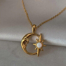 Elegante halsketting met delicate ster- en maanhanger, perfect sieraad voor elke dag of speciale gelegenheden, goudkleurig.