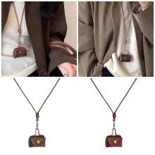 Modieuze leren tas voor oordopjes en muntjes, perfect voor dagelijks gebruik tijdens buitenactiviteiten.