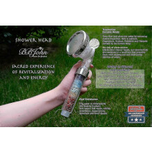 Cabezal de ducha tipo spa con cristales de chakras para una ducha de bienestar natural.