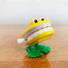 (Yellow Eyes)Colorful Plastic Wind Up Walking Chattering Teeth Toys With Eyes Toys Educational